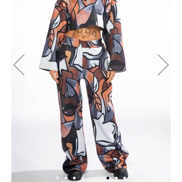 AKIRA main squeeze reversible printed scuba sweatshirt - Picture 5 of 6